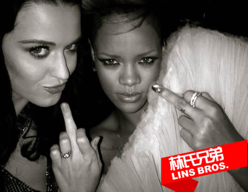 巨星Vs.巨星! Katy Perry对Rihanna说：你怎么做到的那么美? 你总是Smoke Weed..
