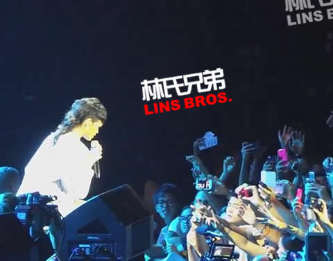 Rihanna在中国澳门演出时预览了新歌..讲普通话歌迷说想帮她穿鞋子 (视频)
