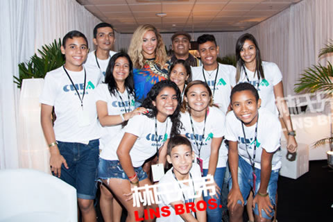 Beyonce在巴西举行巡回演唱会..发布会谈论带着女儿Blue Ivy一起巡演 (9张照片)