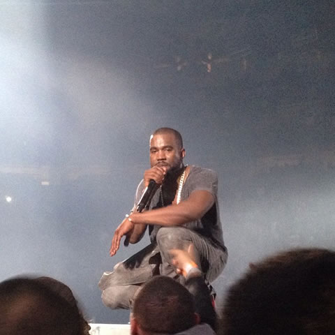 带出耶稣..Kanye West在西雅图启动Yeezus Tour演唱会..自己被举起来 (4部视频+照片)