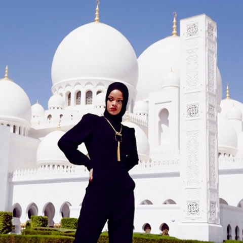 再次陷入危机! Rihanna在阿布扎比的清真寺前发生了谁都不愿意看到的一幕..