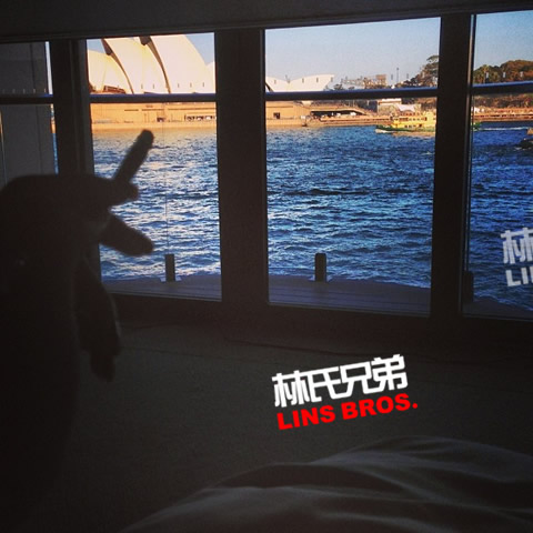 Rihanna接受Glamour杂志采访谈论个人时尚风格和化妆必备品 (视频)