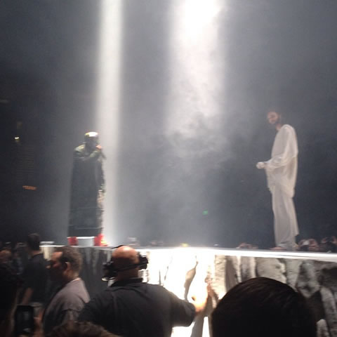 带出耶稣..Kanye West在西雅图启动Yeezus Tour演唱会..自己被举起来 (4部视频+照片)