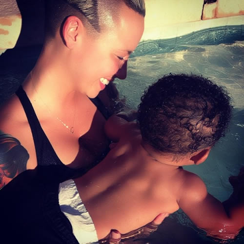 Wiz Khalifa的儿子Sebastian开始学游泳了..老婆Amber Rose传授 ( 4张照片)