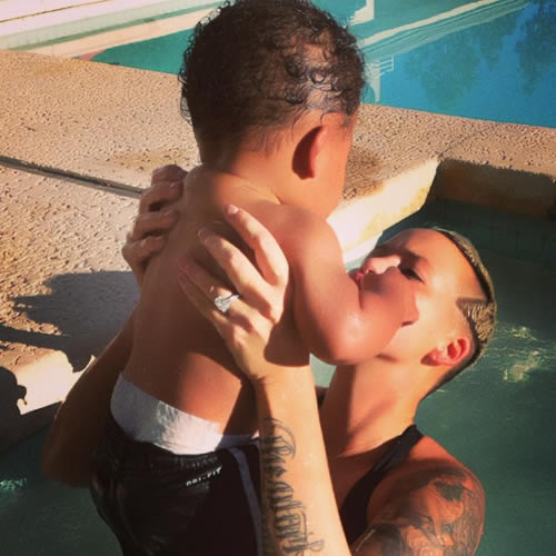 Wiz Khalifa的儿子Sebastian开始学游泳了..老婆Amber Rose传授 ( 4张照片)