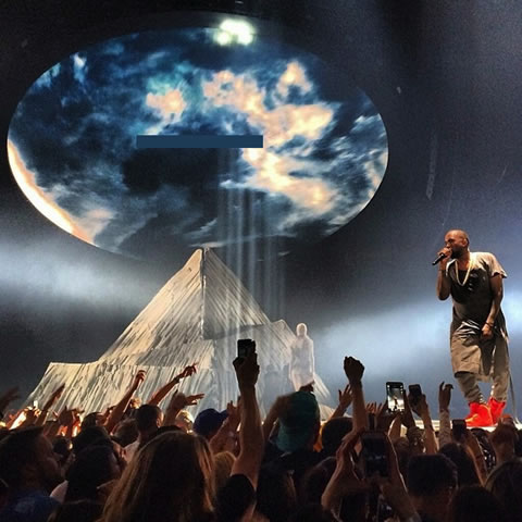 带出耶稣..Kanye West在西雅图启动Yeezus Tour演唱会..自己被举起来 (4部视频+照片)