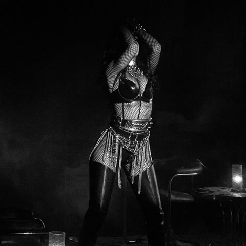 一组Rihanna近日分享照片...恭喜Drake, 性感钢管舞女郎照片, 粉丝买她的产品 (照片)