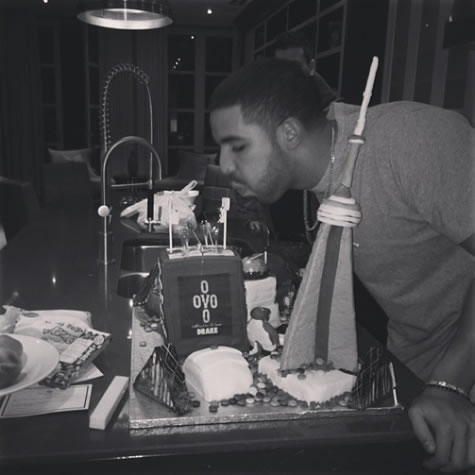 Suit & Tie..新巨星Drake已经27岁庆祝生日.. 这样的蛋糕谁舍得吃??  (9张照片)