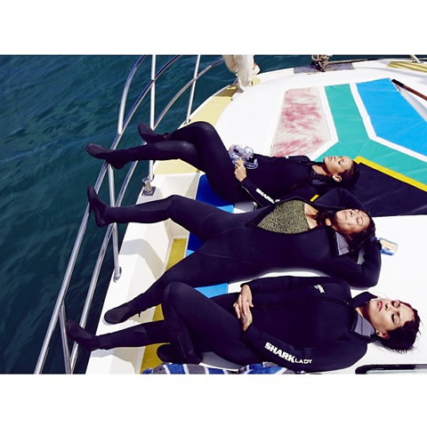 Rihanna发布单曲What Now官方封面 + 最新几张在南非开普敦照片 (9张照片)