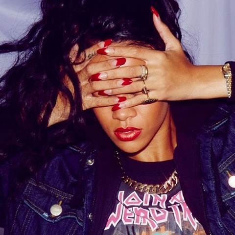 Rihanna在社交媒体上连续发图宣传新彩妆产品 (6张照片)
