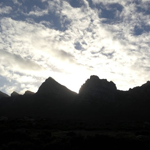 Rihanna发布单曲What Now官方封面 + 最新几张在南非开普敦照片 (9张照片)