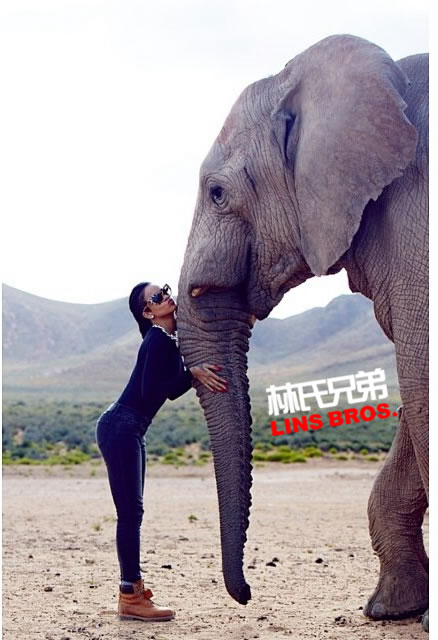 Rihanna在南非与大象亲密接触..疯狂开四轮摩托车 (7张照片)
