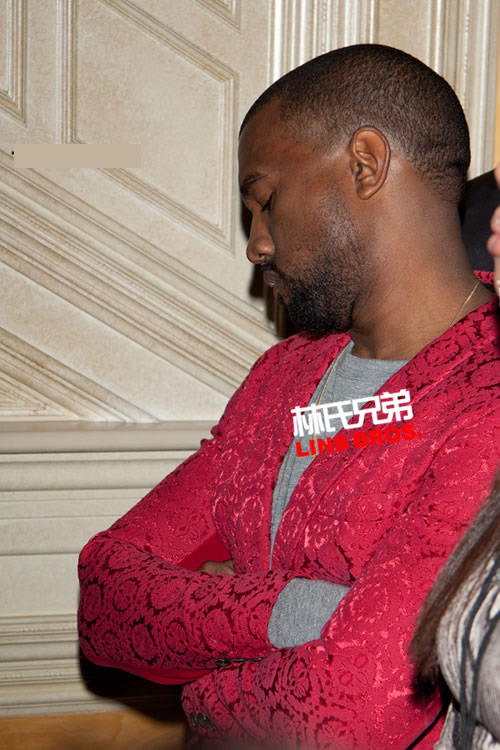 Kanye West是太累了还是太无趣?! 竟然在未婚妻卡戴珊的生日上睡着了 (照片)