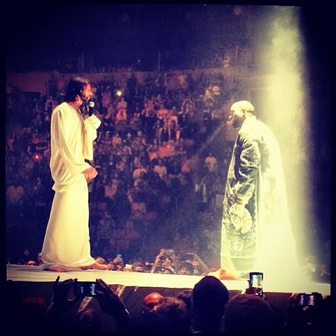 带出耶稣..Kanye West在西雅图启动Yeezus Tour演唱会..自己被举起来 (4部视频+照片)