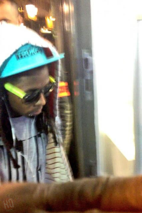 这次Lil Wayne到法国还有一个目的..他在巴黎参加了一个重要的活动 (10张照片)