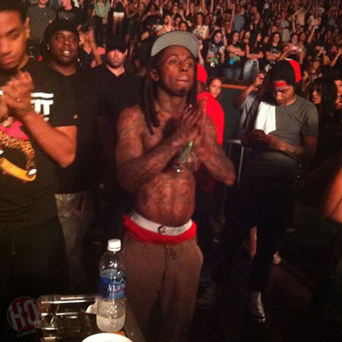 Lil Wayne不去VIP包房而是站在人群中观看The Weeknd在迈阿密演唱会 (3张照片)