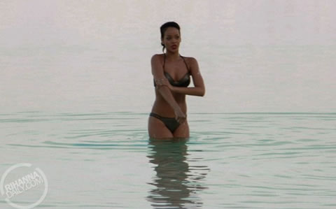 死海不死! Rihanna来到死海享受漂浮笑得合不拢嘴体验海中不死的奥妙 (7张照片)