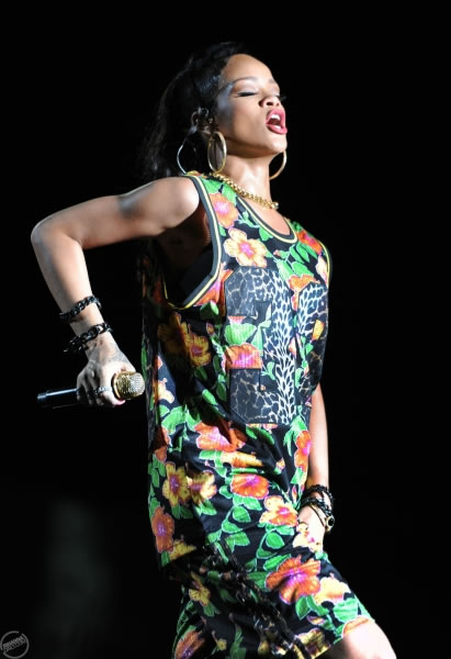 Rihanna在多米尼加共和国举行Diamonds World Tour演唱会..新服装 (9张照片)