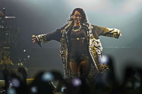 Rihanna在新西兰亮相新发型..举行Diamonds World Tour演唱会 (13张照片)