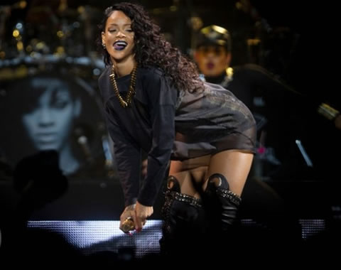 Rihanna在新西兰亮相新发型..举行Diamonds World Tour演唱会 (13张照片)