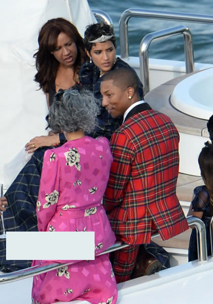 恭喜Pharrell!  他正式把未婚妻Helen Lasichanh娶回家..婚礼之前在游艇上 (6张照片)