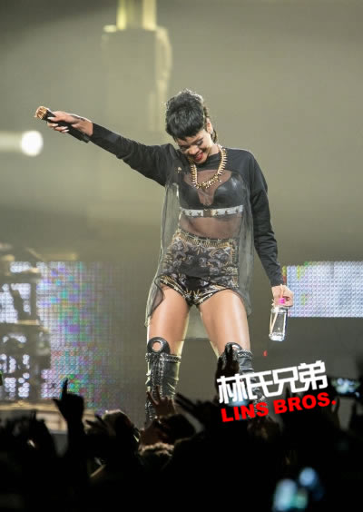 Unapologetic!! 当Rihanna在澳大利亚演唱会迟到了80分钟，这是歌迷的反应 (视频)