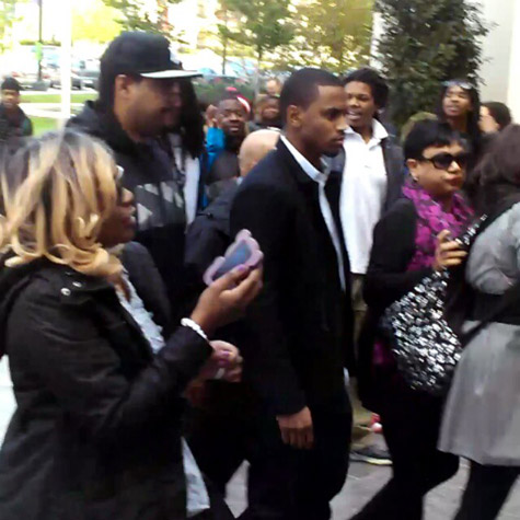 好兄弟Chris Brown落难..Trey Songz来到法院现场支持Chris Brown.. (照片/视频)
