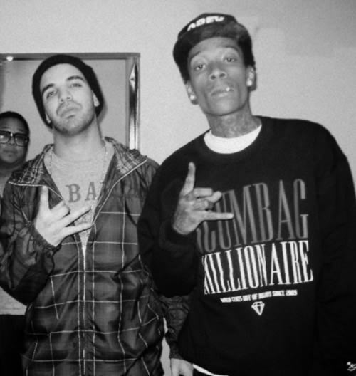 Drake 匹兹堡演唱会带出地主Wiz Khalifa表演Black & Yellow..全场黄与黑 (视频)