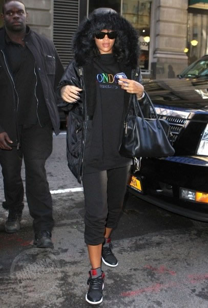 演唱会结束Rihanna回到纽约..天气寒冷上身套上自己服装产品线大衣 (7张照片)