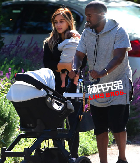 一家三口散步..Kanye West和未婚妻卡戴珊抱着女儿North West出来晒太阳 (照片)