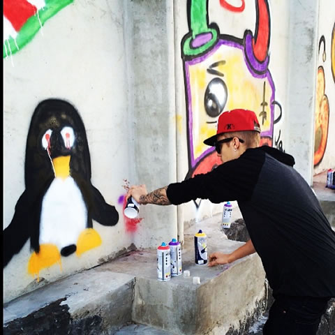 非法涂鸦! 超级巨星Justin Bieber在巴西的涂鸦受到蓄意破坏财物的指控 (4张照片)