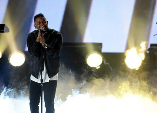 Kendrick Lamar 2013 全美音乐奖表演热歌Swimming Pools和Poetic Justice (视频)