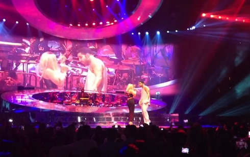 Drake与同事Nicki Minaj在洛杉矶演唱会表演热歌Make Me Proud (视频)