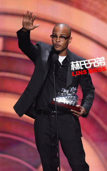 T.I., Wale等出席在拉斯维加斯的2013 Soul Train Awards并演出 (13张照片)
