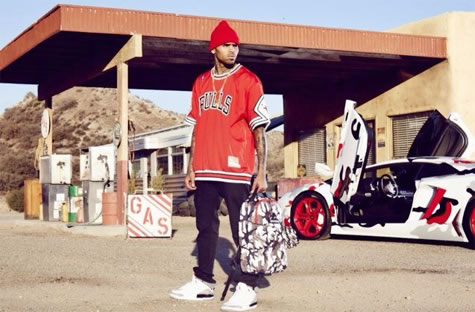Chris Brown启动背包产品线.. 虽然无法公开亮相 (4张照片)