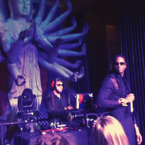 到处嘻哈!  莱昂纳多·迪卡普里奥 邀请Kanye West, 2 Chainz在生日演出 (照片/视频)