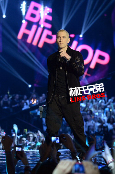 Eminem表演新专辑歌曲Berzerk和Rap God..MTV欧洲音乐大奖现场 (10分钟视频)