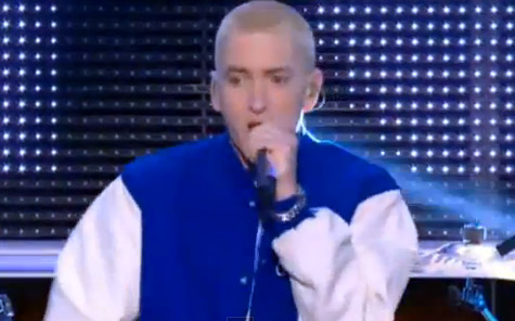 Eminem 表演单曲 Berzerk .. 在法国Le Grand Journal节目 (视频)