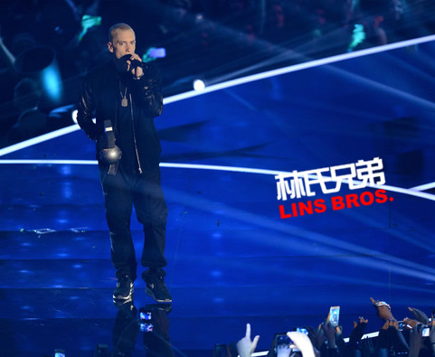 经典表情的Eminem捧着两个2013 欧洲音乐大奖 奖杯在镜头前拍照 (3张照片)