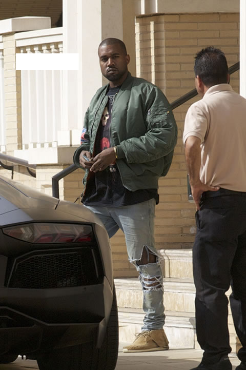 Kanye West穿上带有“邦联旗帜”大标夹克..驾驶昂贵亚光漆蓝博基尼跑车 (3张照片)