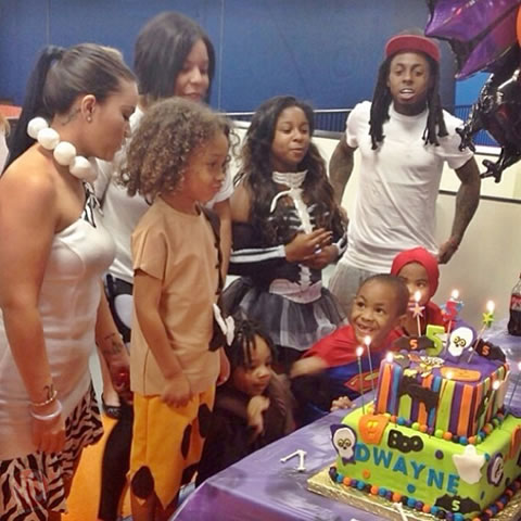 Lil Wayne变成卡通人物Fred Flintstone庆祝他儿子5岁生日 (5张照片)