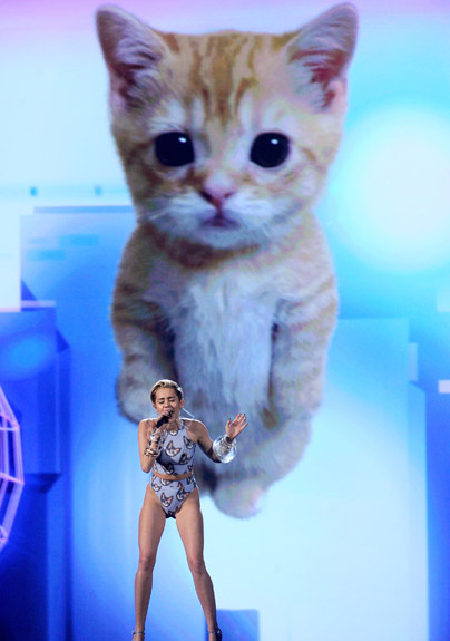 Miley Cyrus 在2013 全美音乐奖表演 Wrecking Ball..小猫眯和她一起唱 (视频/照片)