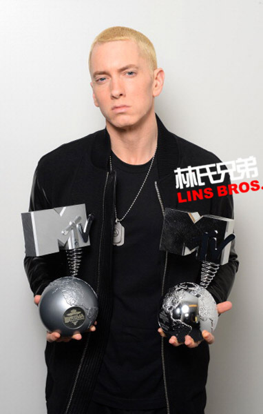 经典表情的Eminem捧着两个2013 欧洲音乐大奖 奖杯在镜头前拍照 (3张照片)