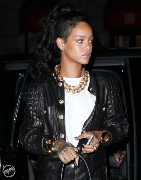 夸张! Rihanna像个说唱歌手一样脖子手上戴上大项链... 手上的太夸张 (10张照片)