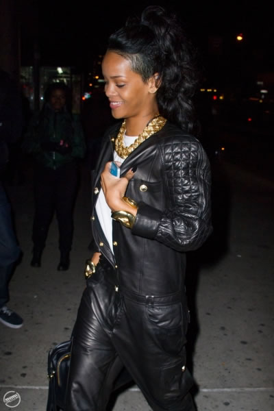 夸张! Rihanna像个说唱歌手一样脖子手上戴上大项链... 手上的太夸张 (10张照片)