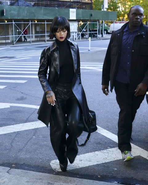 更多Rihanna近日在纽约照片..这次穿的多: 皮大衣 (9张照片)