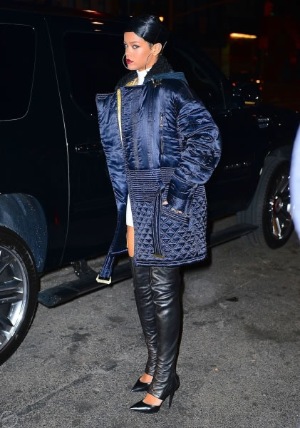 寒冷阻止不了Rihanna显露..穿得很少在纽约前往弟弟的生日Party (10张照片)