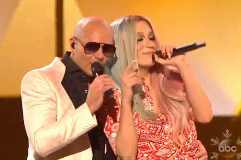 Pitbull 和 Ke$ha 在 2013 全美音乐奖表演热歌Timber (视频)