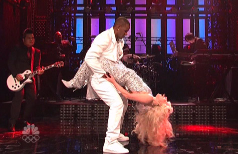 狂野的表演!! R. Kelly加入Lady Gaga在SNL表演歌曲Do What U Want (视频)