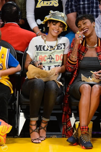 Rifestyle!! Rihanna 现场观看NBA湖人队 Vs. 勇士队比赛 (10张照片)